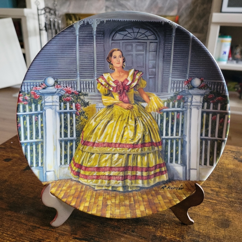Decorative Gome With The Wind Plate with Yellow Dress Design
